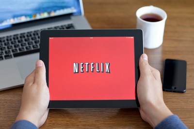 Netflix oferece R$ 16 mil para viajar visitando sets de filmagens