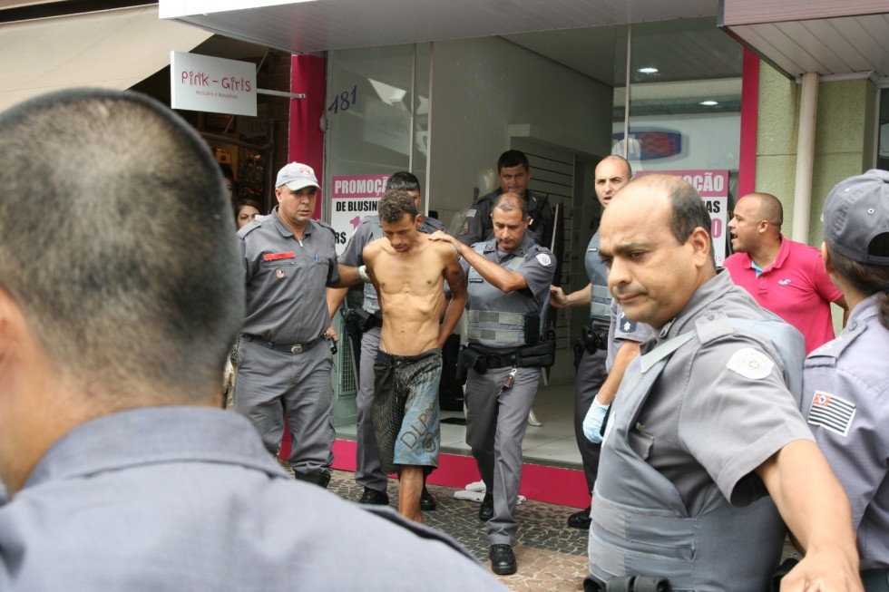 Polícia interdita ruas do centro em perseguição