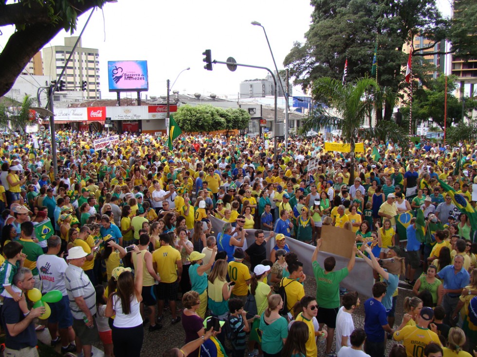 Cinco mil pessoas protestam contra Dilma em Marília
