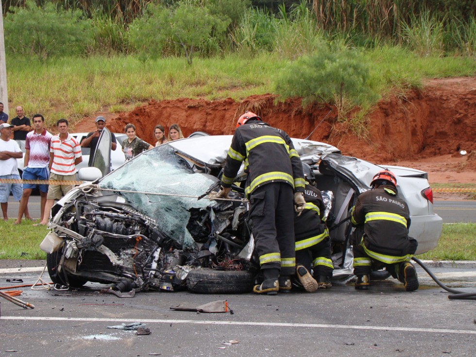 Acidente mata um na Rodovia SP-294