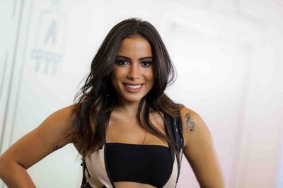 Fã tenta presentear Anitta e ela recusa