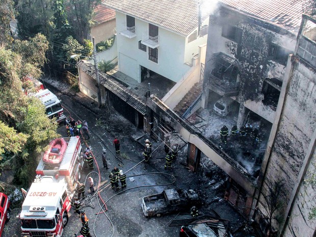 Avião cai em cima de casa em São Paulo