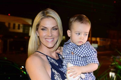 Ana Hickmann rebate críticas sobre a forma como veste o filho