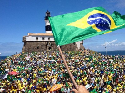 Milhares de pessoas vão às ruas pelo impeachment