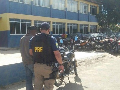 Deficiente visual é preso por dirigir moto bêbado