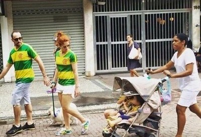 Foto de casal protestando com babá causa polêmica