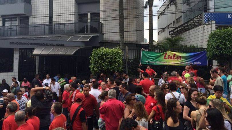 Militantes fazem vigília em frente ao prédio de Lula