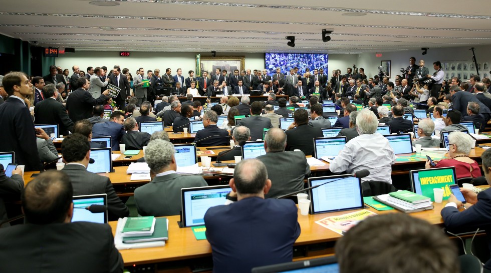 Brasília - A Comissão Especial do Impeachment da Câmara dos Deputados aprovou o parecer do relator Jovair Arantes pela admissibilidade da abertura do processo de afastamento da presidenta Dilma Rousseff. Foram 38 votos a favor e 27 contrários (Wilson Dias/Agência Brasil)