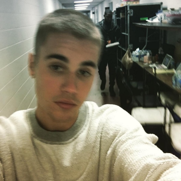 Justin Bieber raspa os cabelos e vira assunto na web