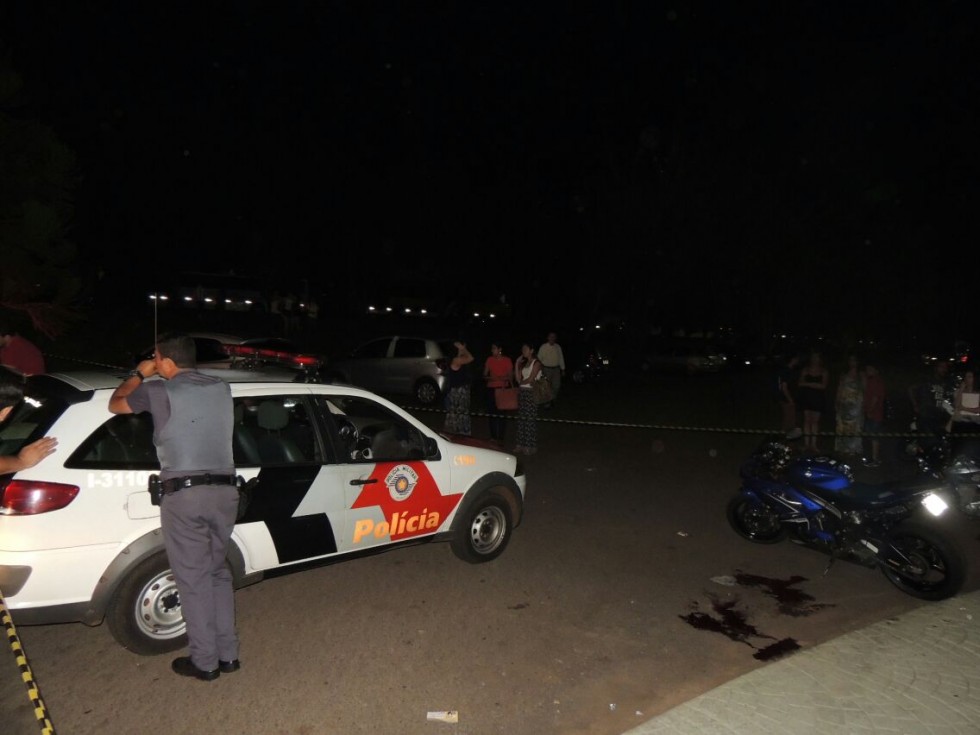 Universitário é morto em estacionamento de faculdade