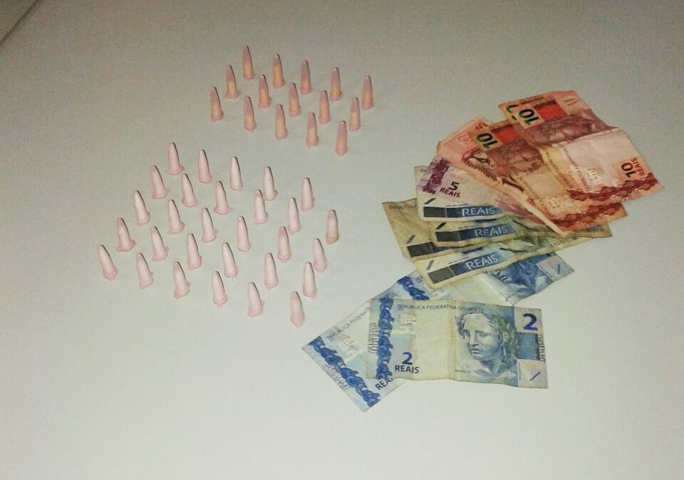 PM apreende crack e cocaína no Santa Antonieta