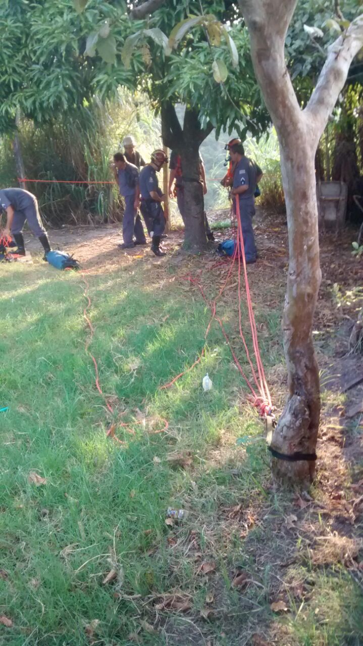 Homem cai em ‘buracão’ e mobiliza Bombeiros