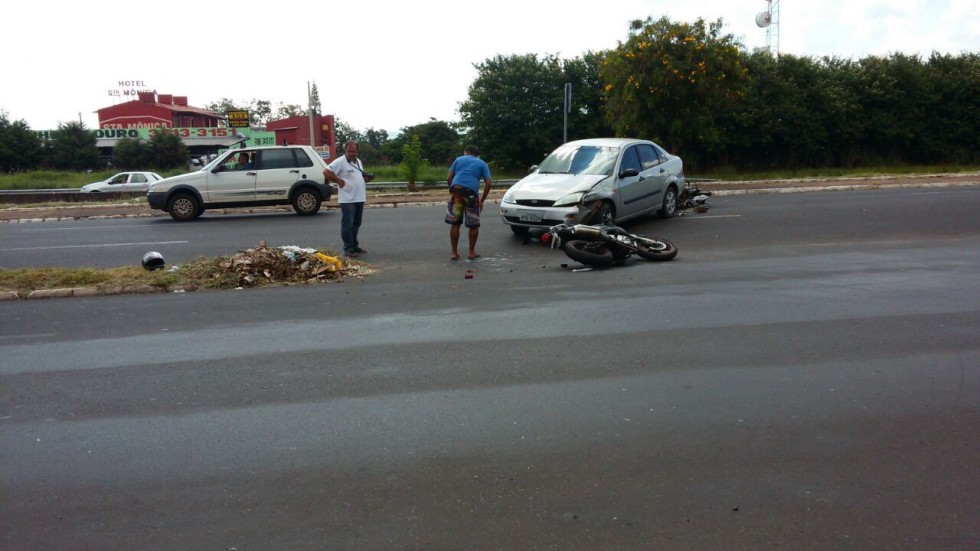 Motociclistas ficam feridos em acidente na zona oeste