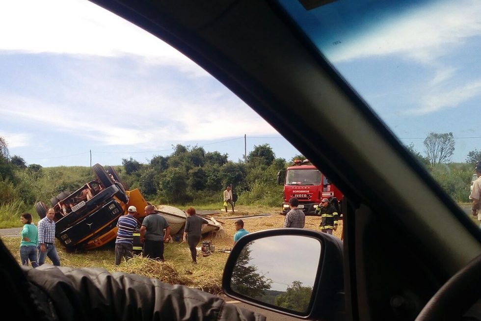 Motorista morre após tombar caminhão na região