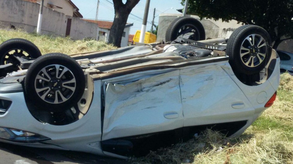 Motorista perde controle e capota na zona oeste