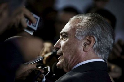 Dilma viaja e Temer fica como presidente interino