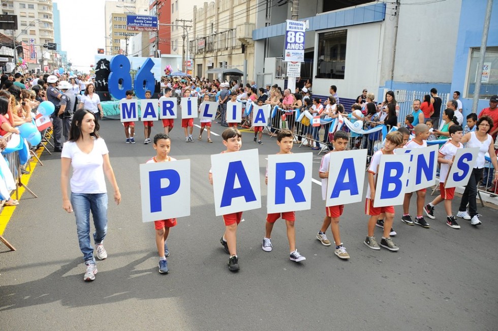 Marília completa 87 anos com desfile cívico-militar