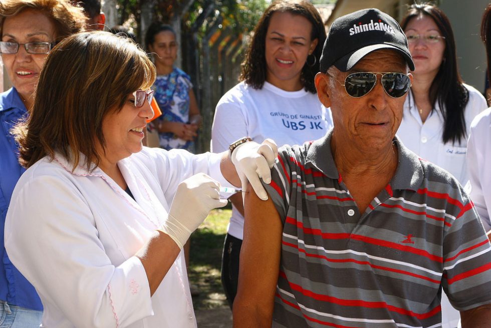 Vacinação contra a gripe começa neste sábado