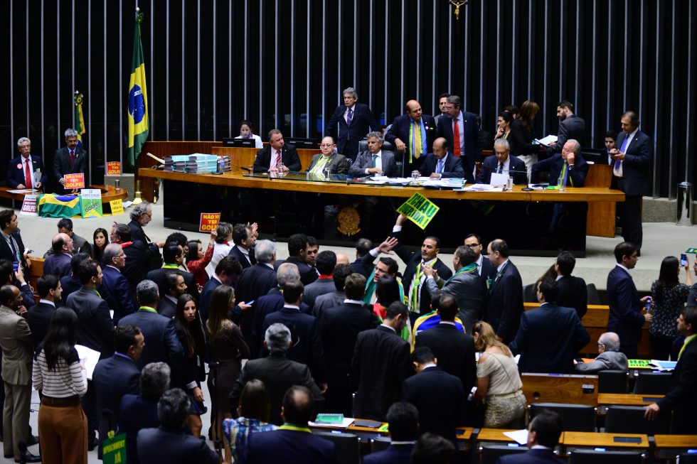 Câmara decide hoje futuro de Dilma e do Brasil