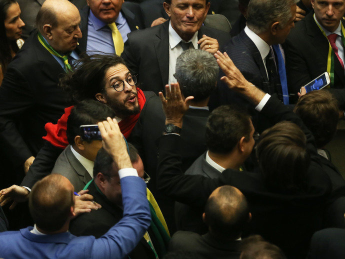 Jean Wyllys cospe em Bolsonaro durante votação