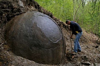 Esfera misteriosa encontrada em floresta intriga cientistas