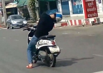 Homem adormece enquanto pilota moto na Tailândia