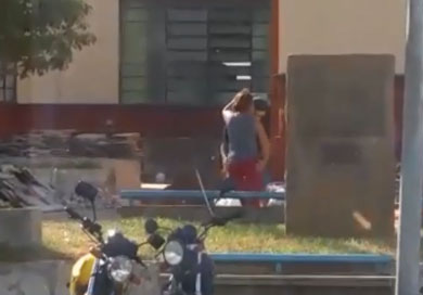 Casal é flagrado em preliminares sexuais em praça pública