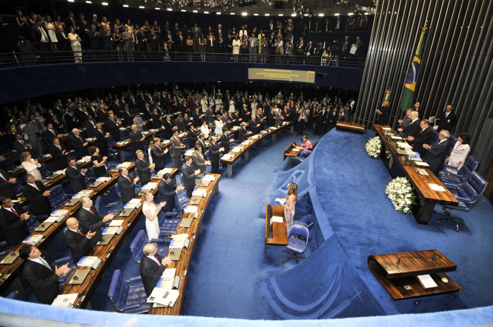 Senado empossa 37 eleitos e 17 reeleitos para mandato até 2019