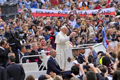 Diante da crise política, papa pede paz no Brasil