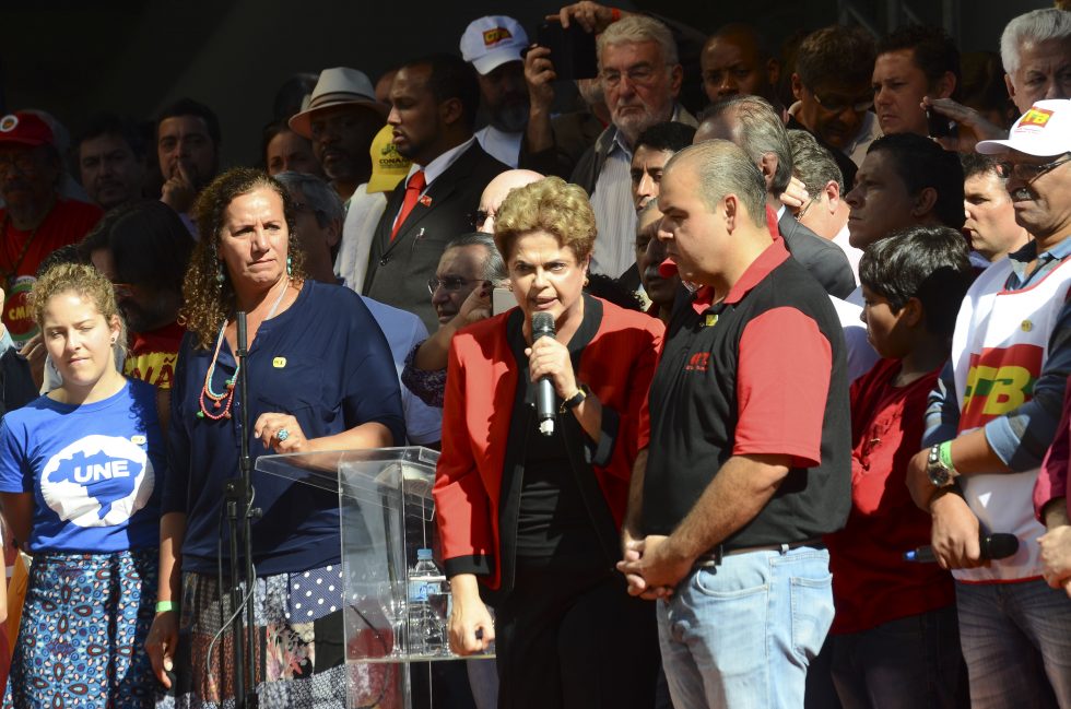 Dilma reajusta bolsa família e tabela do IR