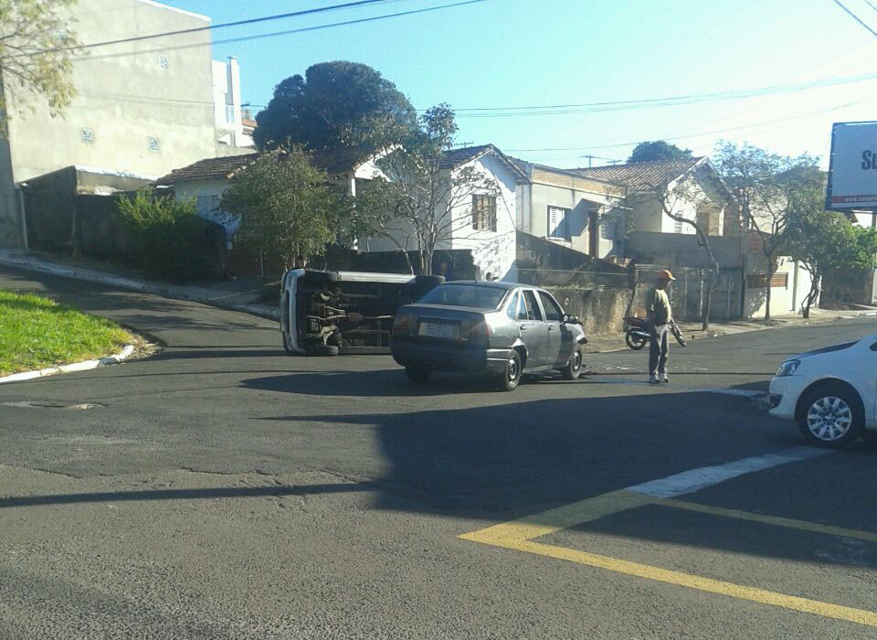 Carro tomba após violenta batida no Fragata