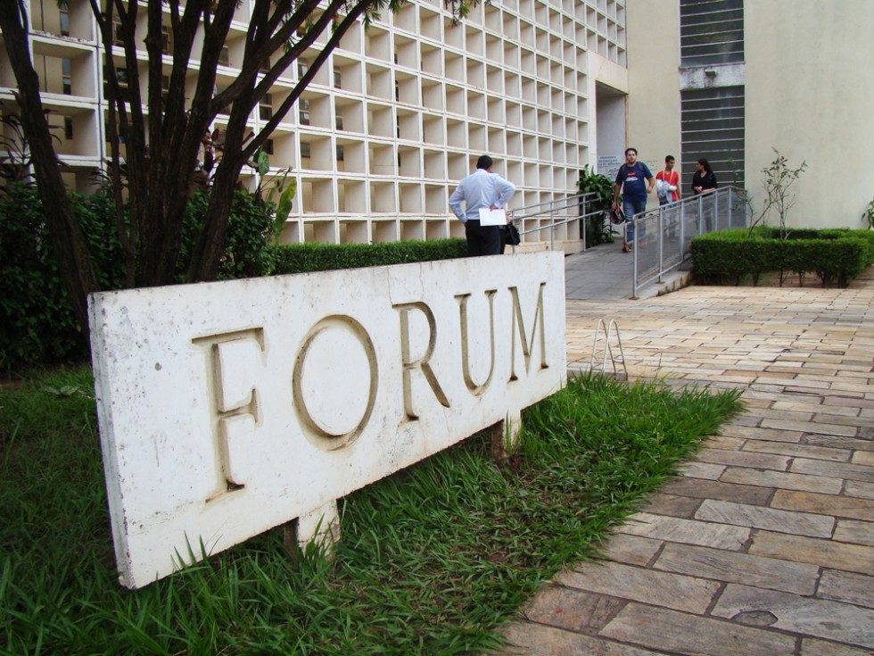 Advogado tem carro furtado ao lado do Fórum