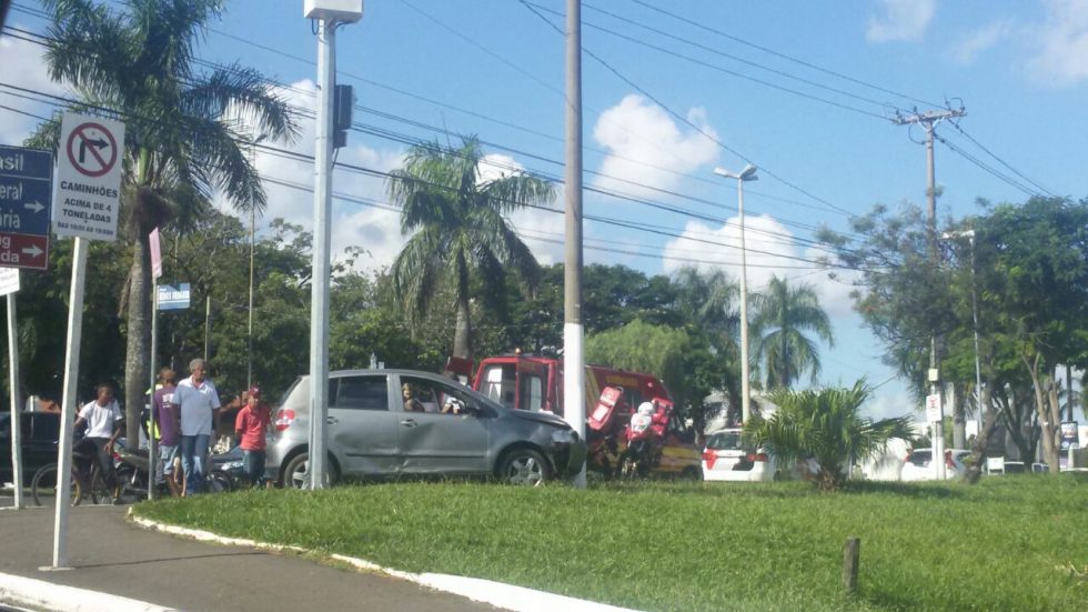 Homem passa mal e bate em poste na Esmeralda