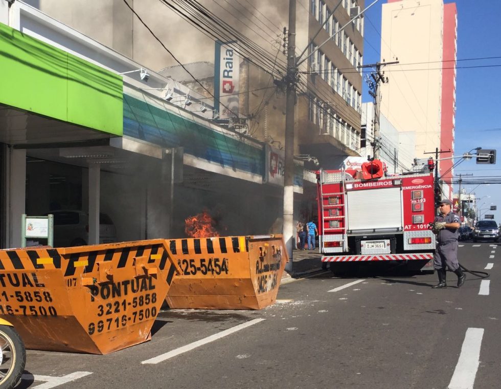 Fogo causa transtornos na Avenida Sampaio Vidal