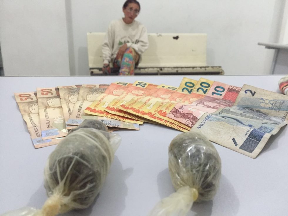 Mulher é presa com maconha no centro de Marília