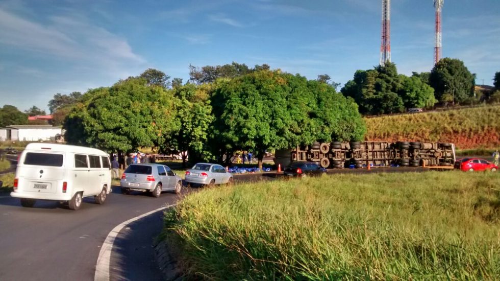 Carreta tomba em alça de acesso do Contorno