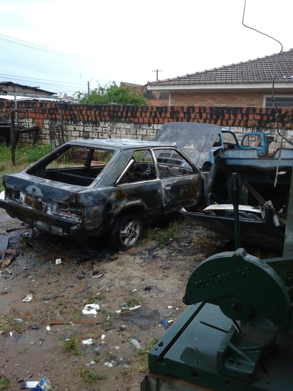 Serralheiro surta, põe fogo no carro e acaba preso