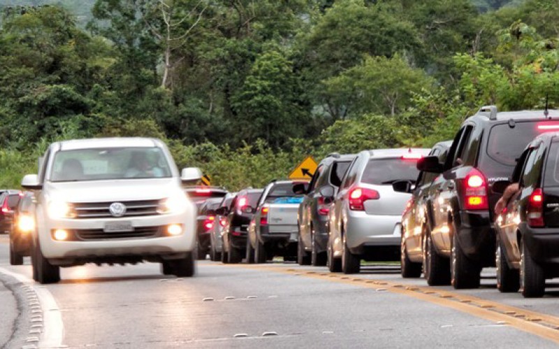 Farol baixo passa a ser obrigatório em rodovias