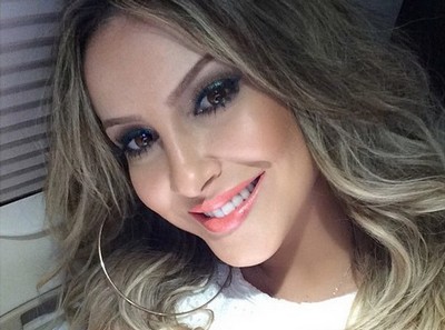 Com agenda vazia, Claudia Leitte se oferece para show