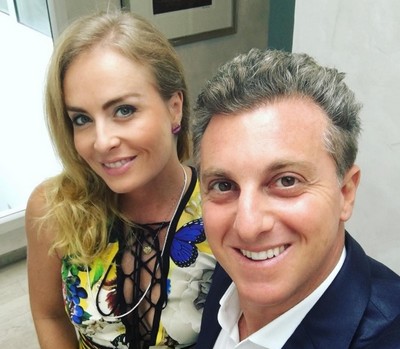 Luciano Huck é flagrado fumando e fica sem graça