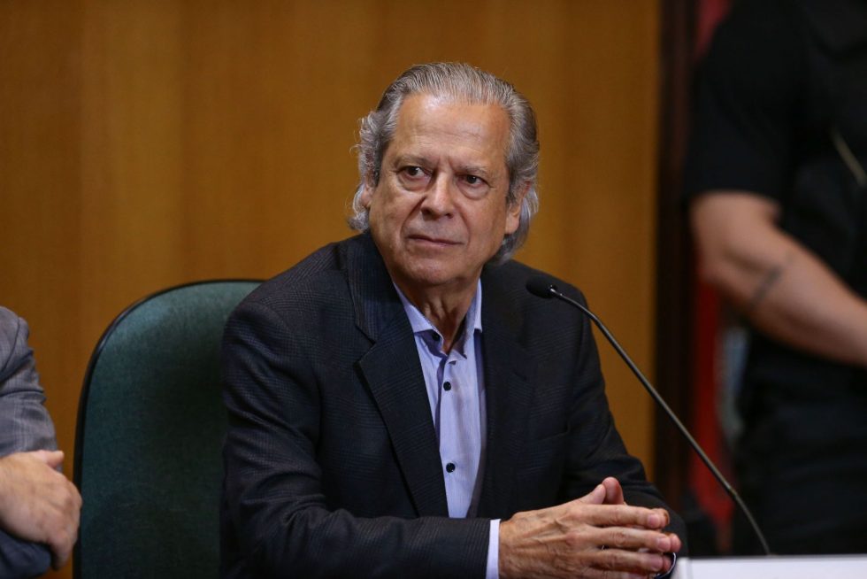 José Dirceu é condenado a 23 anos de prisão