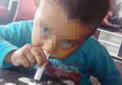 Menino de 3 anos aparece “usando cocaína”