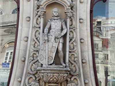 Estátua de 125 anos é destruída após selfie