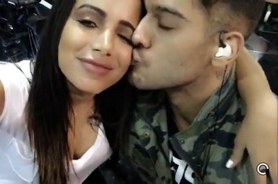 Anitta posa agarrada com Lucas Lucco