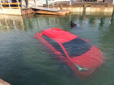 GPS dá instruções erradas e mulher cai em lago