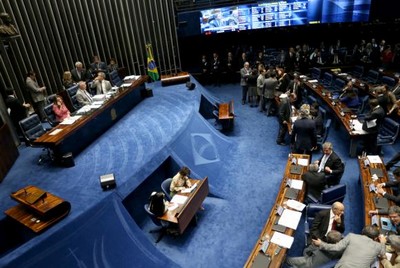 Senado reduz IR sobre dinheiro enviado ao exterior