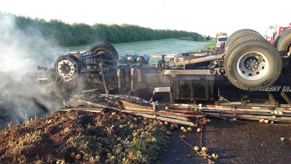 Caminhão capota e pega fogo na Rodovia BR-153