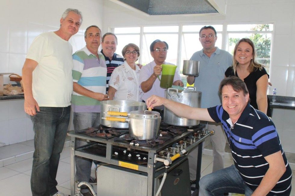 Chá beneficente da AEA de Marília reúne 200 pessoas