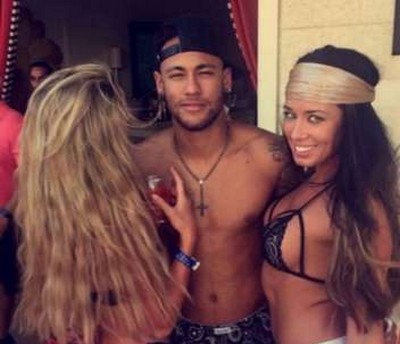 Neymar aparece cercado de mulheres em festa