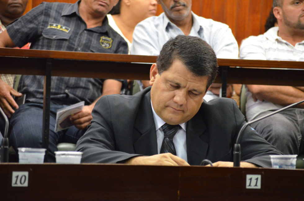 Diploma falso: Justiça adia julgamento de Zé Menezes